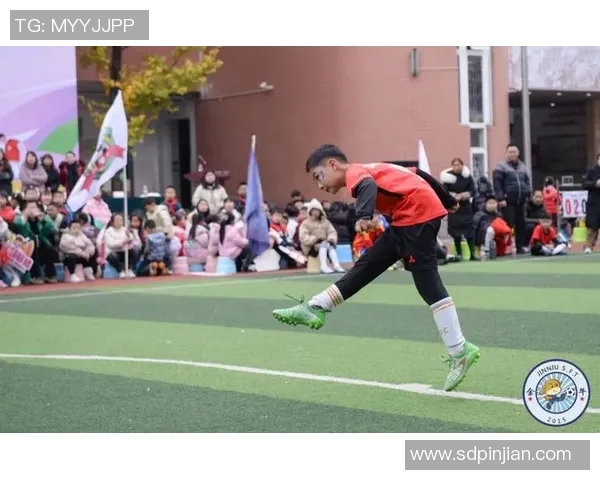 快乐出发踢足球与朋友们共享激情时刻和团队合作的乐趣 快乐出发踢足球与朋友们共享激情时刻和团队合作的乐趣