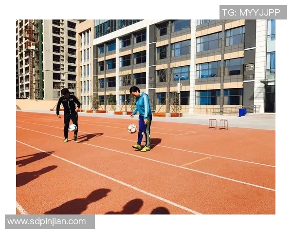 提升足球敏捷跨栏技巧助力运动员全面发展与竞技水平提升的训练方法探讨 提升足球敏捷跨栏技巧助力运动员全面发展与竞技水平提升的训练方法探讨