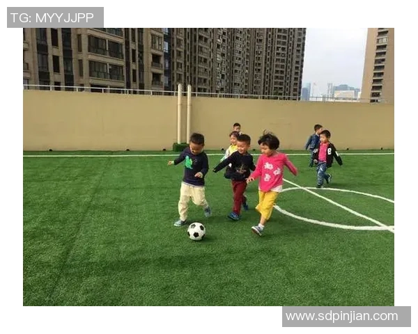 小乔足球：探索年轻女孩在足球场上的成长与梦想之旅